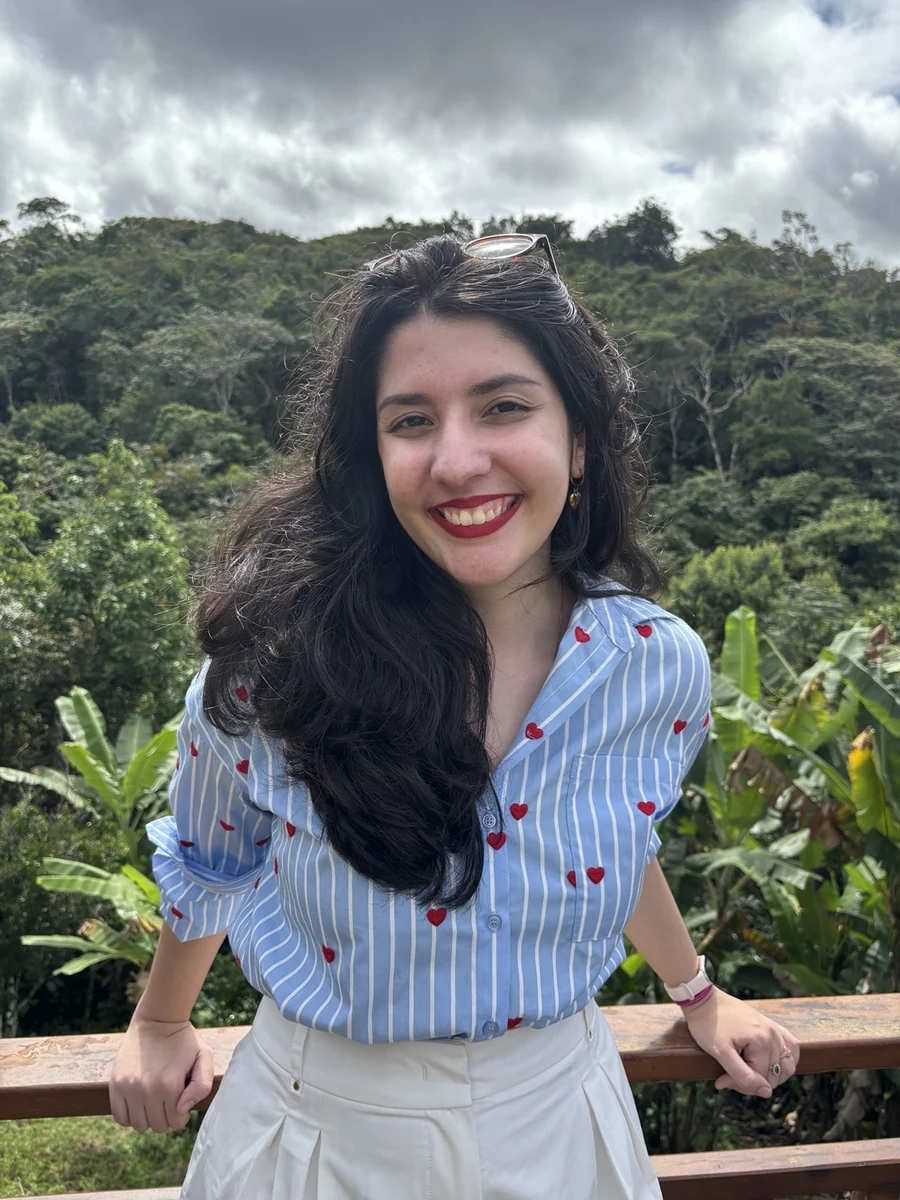 Julie sorrindo ao ar livre